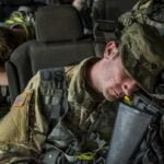 Método militar de sono que funciona para 96% das pessoas pode fazer você dormir em 2 minutos